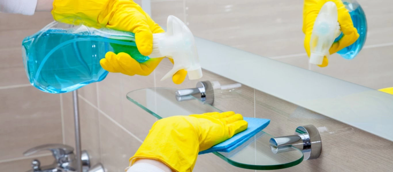 Γιατί τα μικρόβια παραμένουν στο μπάνιο μας ακόμα και ενώ καθαρίσουμε;